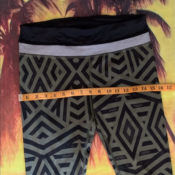 Lululemon Run: Inspire Crop II Size 6 - Picture 6 of 10